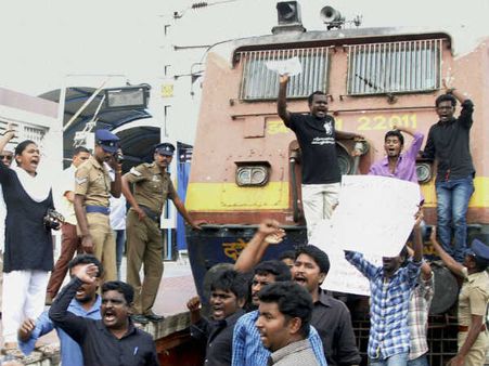 આઇઆઇટી મદ્રાસના વિરોધમાં ટ્રેન રોકાઇ