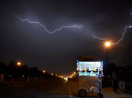 દિલ્હીમાં તપતા સૂરજ બાદ વરસાદની ઠંડક