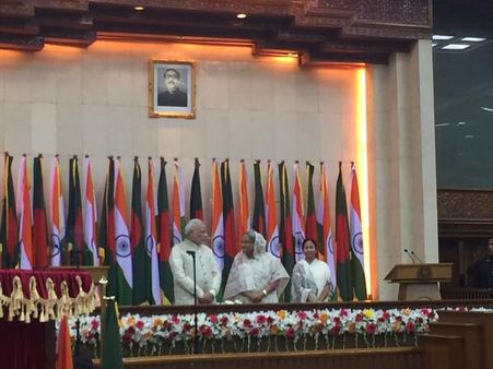 ઐતિહાસિક જમીન-સીમા કરાર પર થયા હસ્તાક્ષર