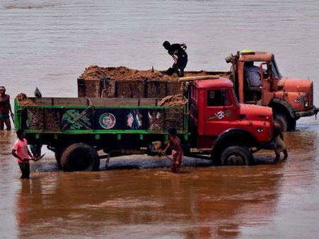 નદીના પટમાં રેત નીકાળતા રેત માફિયા