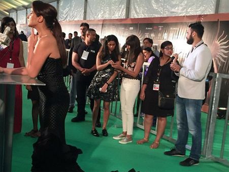 મિડિયા હોલ્ડ મિડિયા હોલ્ડ