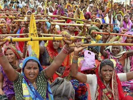 ભોપાલમાં આદિવાસીઓએ 