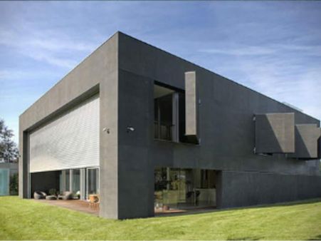 મજબૂત કોંક્રીટથી બનેલું છે