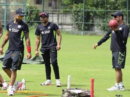 Pics: વનડે પહેલા ધોની-કોહલીએ મેદાનમાં કરી કંઇક આવી મસ્તી