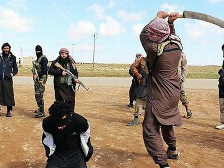 તસવીરોમાં જુઓ રુસી જાસૂસના હાથ કાપ્યા ISISએ