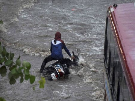 ભોપાલમાં વરસાદે કર્યું સામાન્ય જનજીવન ઠપ્પ