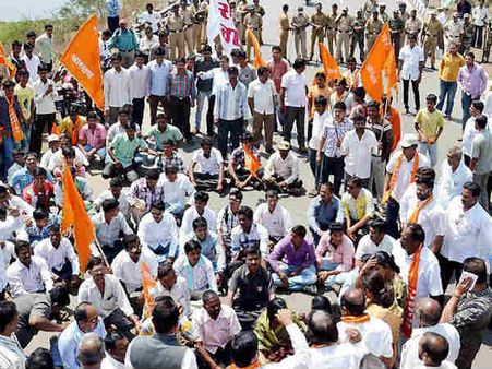 સ્મૃતિ ઇરાનીના ઘરની સામે ક્રોંગ્રેસ-આપનું વિરોધ પ્રદર્શન