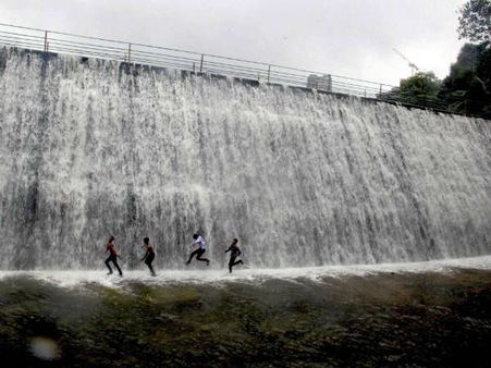 મુંબઇમાં વરસાદની મઝા માણતા મિત્રો