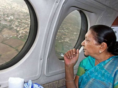  આનંદી બેન સ્થિતિનો તાગ મેળવ્યો 