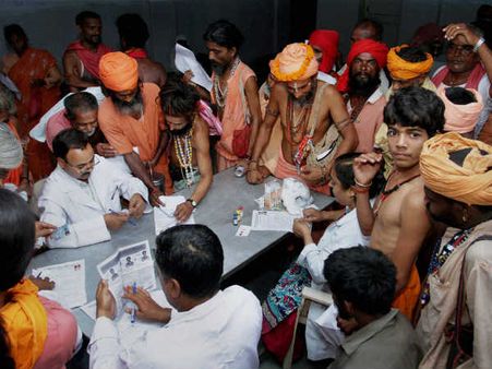 જમ્મુમાં સાધુઓએ હેલ્થ ચેકઅપ માટે કરી પડાપડી