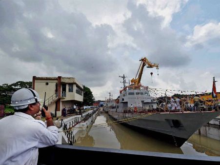 કોલકત્તામાં ત્રણ યુદ્ધ જહાજોનું જલાવરણ થયું