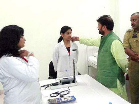 કેમરામાં કેદ: સ્વાસ્થય મંત્રી મહિલા ડોક્ટરને કંઇ આ રીતે અડ્યા