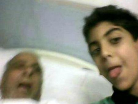 મૃત દાદાના શબ જોડે પૌત્રએ જીભડી કાઢી સેલ્ફી પડાવ્યું!