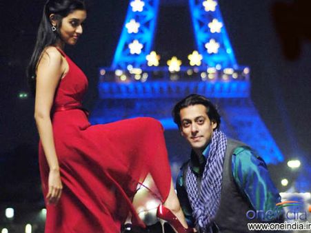 આજકલ પાંવ જમીન પર...