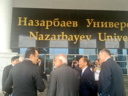 મોદીએ લીધી નઝરબાયેવ યુનિવર્સિટીની મુલાકાત