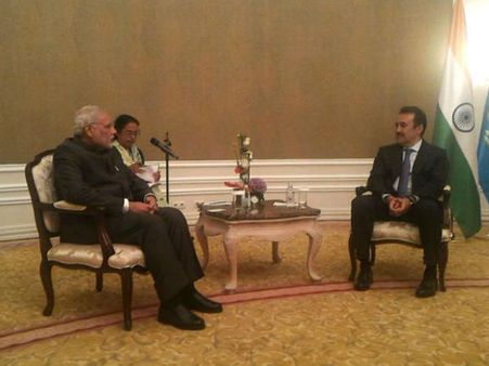 મોદીએ કરી પીએમ કરીમથી મુલાકાત