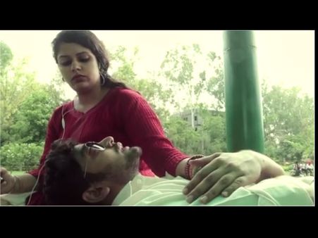 Video: કંઇક આવું બન્યું જ્યારે પાર્કમાં એકલા પકડાયા કપલ!