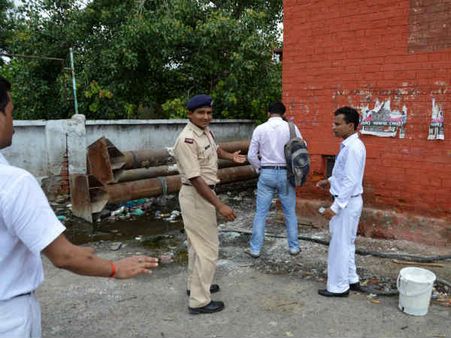 જુઓ શું થયું, જ્યારે મુત્રવિસર્જન કરતા, 450 લોકોની ધરપકડ થઇ