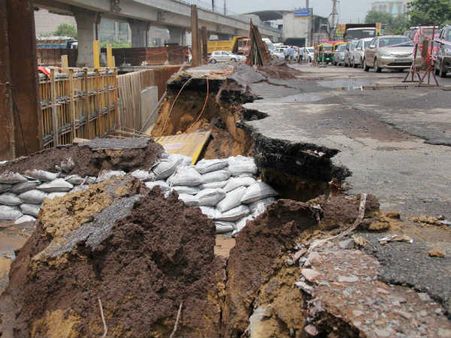 ગુડગાંવમાં વરસાદે ખરાબ રસ્તાની પોલ ખોલી 