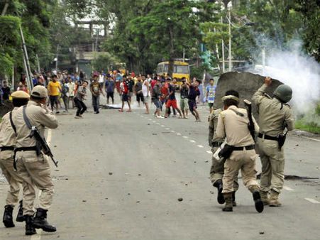  ઇમ્ફાલમાં વિદ્યાર્થીઓ અને પોલિસ આમને- સામને હિંસક અથડામણ 
