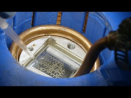 જળના ટીપાં ચુંબકીય છે