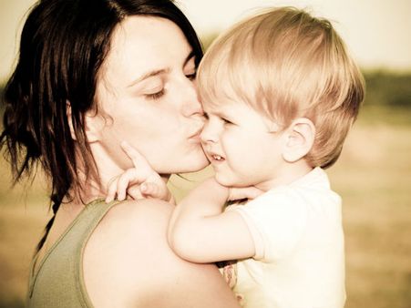 અમેરિકામાં એક એવી માતા છે જે ઇચ્છે છે કે તેના દીકરા તેને નિર્વસ્ત્ર જુવે!