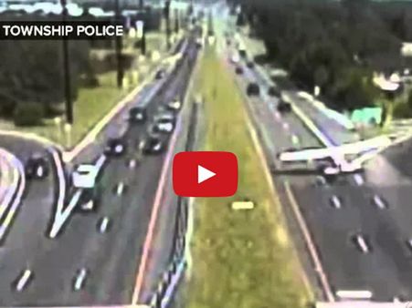 Video: શું થયું જ્યારે ગાડીઓની વચ્ચે રસ્તા પર ઉતર્યું વિમાન!