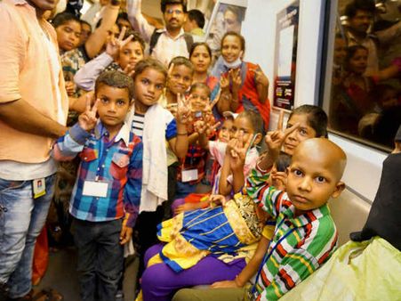 કેન્સર પીડિત બાળકોએ માણી મેટ્રો ટ્રેનની મઝા 