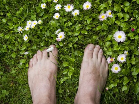 ખુલ્લા પગે ચાલવું ખુલ્લા પગે ચાલવું