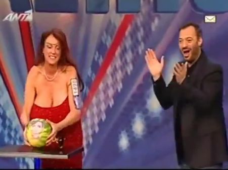 તરબૂચ પોતાના સ્તનથી તોડ્યું.