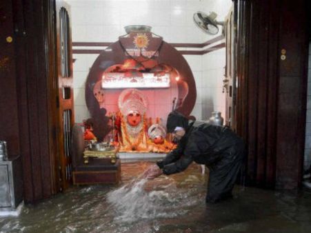 મંદિર સુધ્ધા ડૂબી ગયા