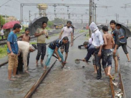 બેતવા નદી બંને કાંઠે વહી રહી છે