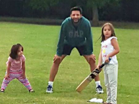 Pics: દિકરીઓ માટે વિકેટ કિપીંગ કરતો આફરીદી