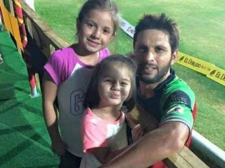 આફરીદી પિતાના રૂપમાં 