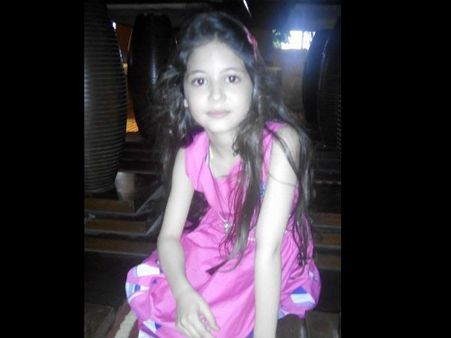 ટેબલની નીચે હર્ષાલીનો મહેલ