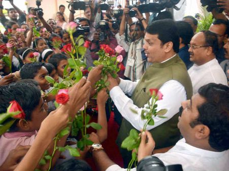 દેવેન્દ્ર ફડણવીસને મળ્યા ગુલાબ