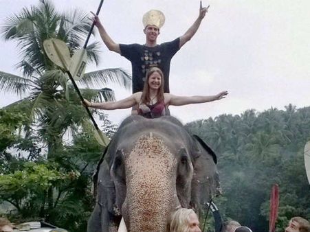 કોજીકોડમાં વિદેશીઓએ હાથી પર મનાવી જીતની ખુશી