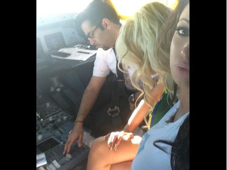 પાયલટે કોકપીટમાં બેસાડી પોર્ન સ્ટાર, બ્રેસ્ટ બતાવવાની કરી માંગ