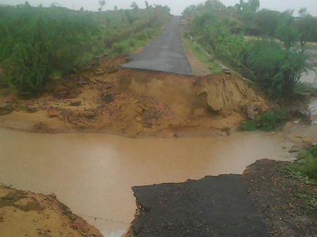 રસ્તાઓ તૂટ્યા