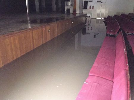 હોલમાં પાણી