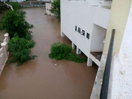 બિલ્ડિંગો પાણીમાં ગરકાવ