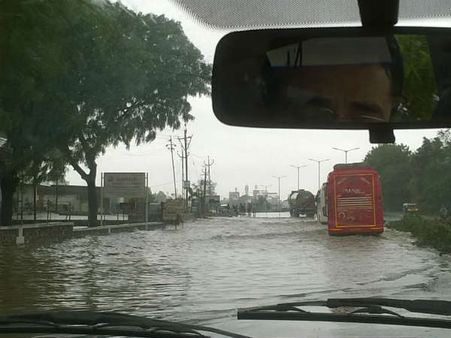 રસ્તા બન્યા નદી