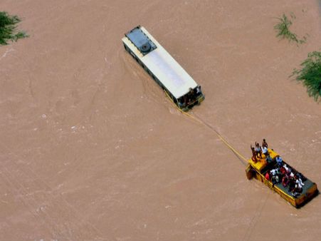 પંચાસરમાં બસમાં ફસાયા લોકો