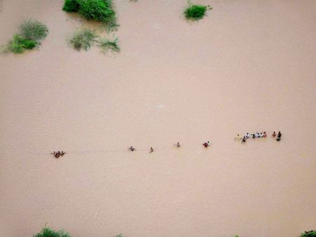 લોકો કહયું કોઇ તો બચાવો