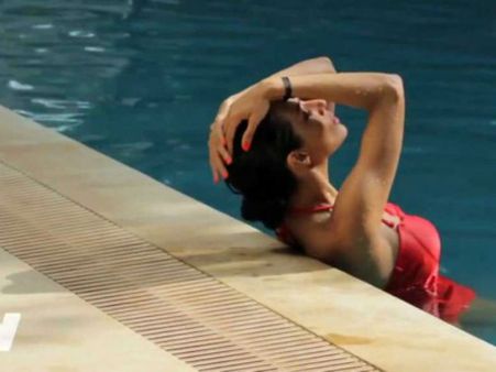 પાણીમાં અદાઓ પાણીમાં અદાઓ