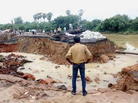 રસ્તા તૂટ્યા બન્યા નદી