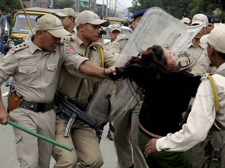 ઇમ્ફાલમાં ફરી જોવા મળી પોલિસની બર્બરતા 