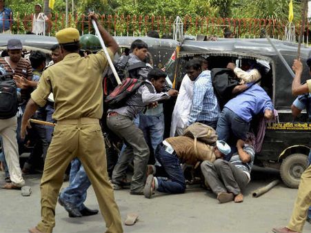 પટનામાં શિક્ષકોને પડી સોટીઓ 