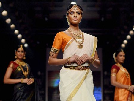 મુંબઇમાં ઇન્ડિયા ઇન્ટરનેશનલ જ્વેલરી વીકનો ફેશન શો 