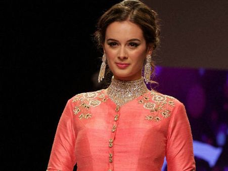 એવલીન શર્માએ IIJW માટે કર્યું રેમ્પ વોક 